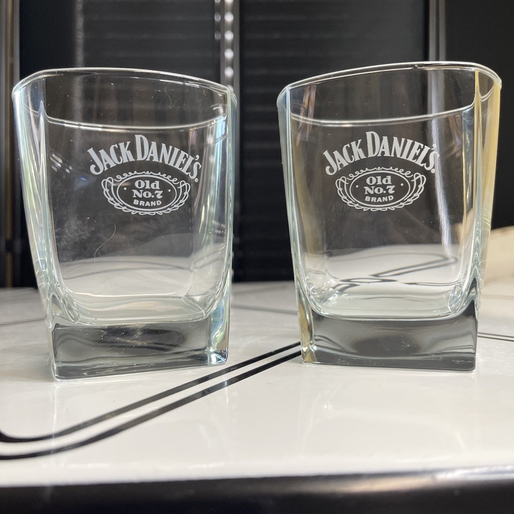 Jack Daniels Tennessee Whiskey Old No 7. Set Of 2 Etched Rock Lowball Glasses.
